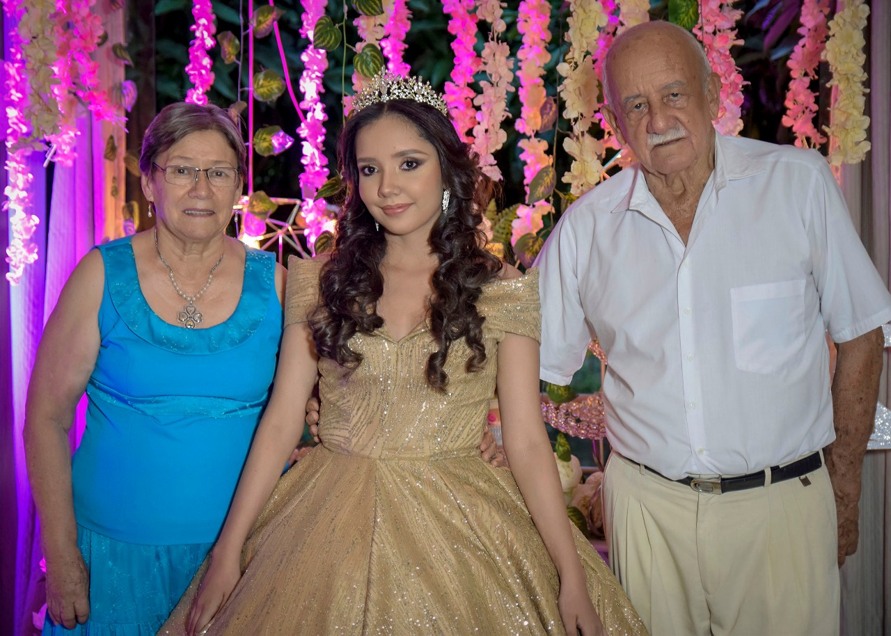 La homenajeada junto a sus abuelos Mercedes Villegas de Macías y Jorge Macías Vargas.